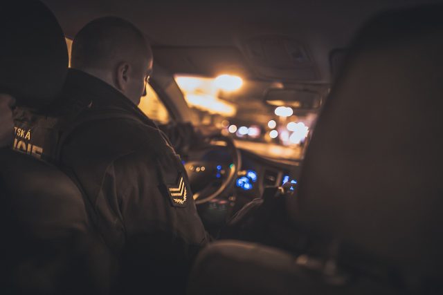 Na dodržování vládního nařízení,  které má zpomalit šíření koronaviru,  dohlížejí v noci strážníci i policisté  (ilustrační fotografie) | foto: Městská policie Pardubice