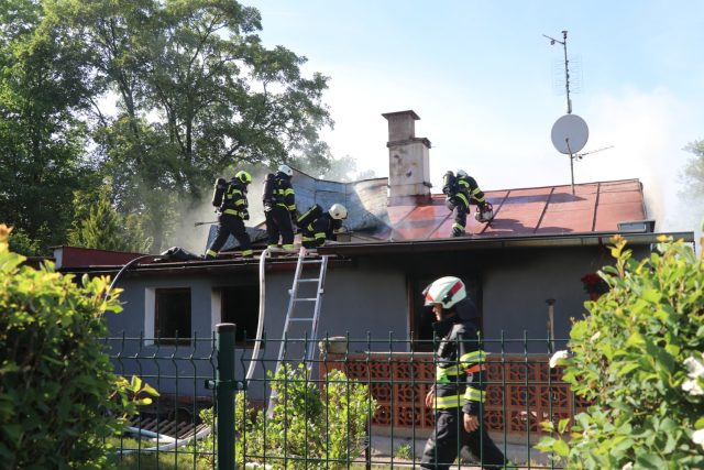 V Hradci Králové - Svinarech zničil požár chatu. Škoda byla odhadnuta zhruba na 2 miliony korun | foto: HZS Královéhradeckého kraje