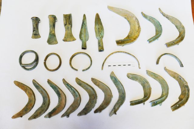 Pes našel unikátní archeologický nález z doby bronzové | foto: Královéhradecký kraj