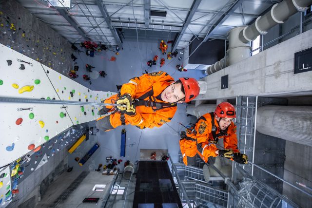 Ve Velkém Poříčí na Náchodsku byl otevřen lezecký polygon hasičů pro výcvik zásahů ve výškách a nad volnou hloubkou | foto: HZS Královéhradeckého kraje