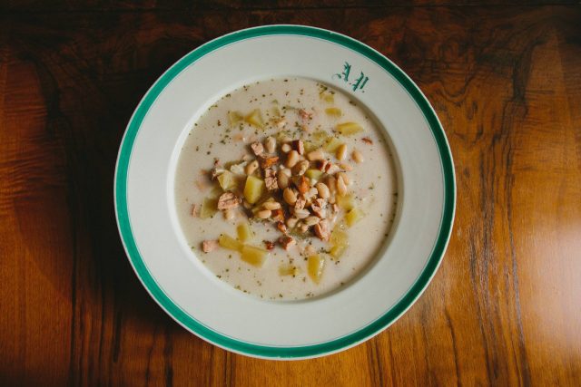 Hustá fazolová polévka je skvělá do zimy a plískanic  (ilustrační foto) | foto: Jana Volková