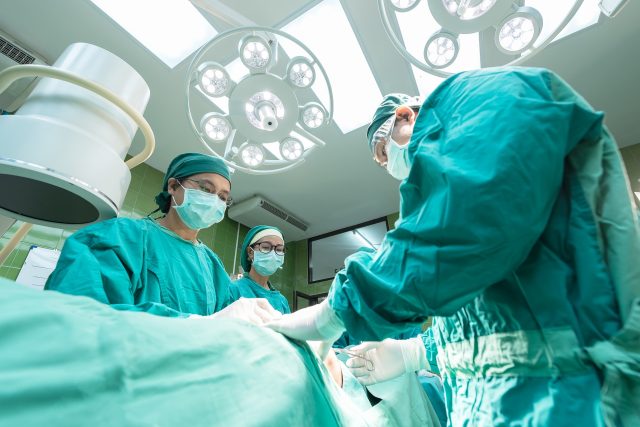 Náchodské nemocnici chybí fyzioterapeuti. Odkládá proto operace kolenních a kyčelních kloubů  (ilustrační foto) | foto: Fotobanka Pixabay