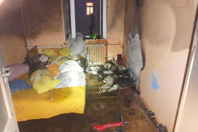 Herní konzole způsobila požár v bytě ve Vítězné,  části Kocléřov | foto: HZS Královéhradeckého kraje
