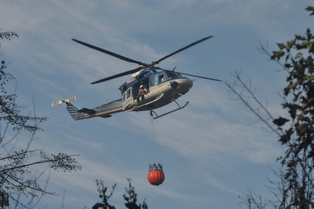 Na hradeckém letišti hasiči trénují likvidaci požáru pomocí vrtulníku s hasícími vodními vaky  (ilustrační foto) | foto: Vít Černý,  ČTK