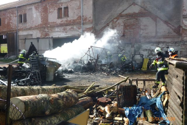 Sedm jednotek hasičů bylo zalarmováno kvůli požáru kůlny v Martínkovicích na Náchodsku | foto: HZS Královéhradeckého kraje