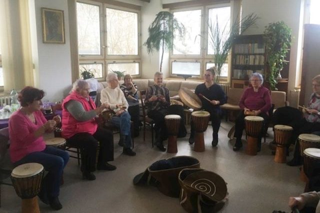 V Hradci Králové je bubenická skupina seniorek,  které znají recept na dobrou náladu!  | foto: Jana Kudyvejsová,  Český rozhlas