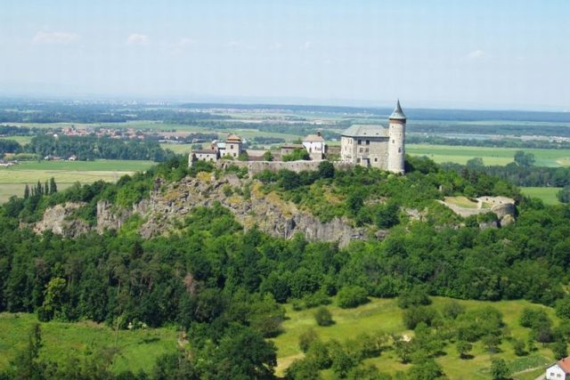 Hrad Kunětická hora - letecký pohled | foto: Miloš Jiroušek - archiv hradu Kunětická hora