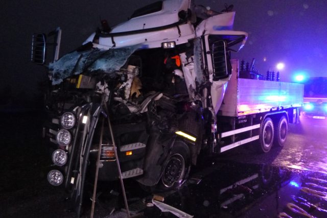 Na čtyřproudé výpadové silnici z Hradce Králové na Pardubice se srazily dva kamiony | foto: HZS Královéhradeckého kraje