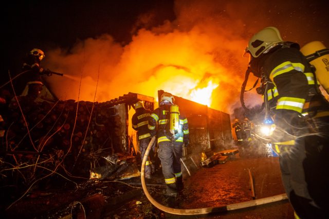 Požár poničil dílnu ve Velké Jesenici na Náchodsku | foto: HZS Královéhradeckého kraje