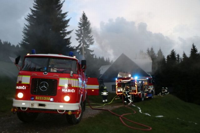 Šest jednotek hasičů likvidovalo požár horské chaty v Horním Maršově | foto: HZS Královéhradeckého kraje