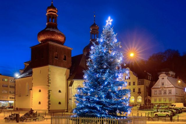 Vánoční strom v Náchodě. Letos proběhne online přenos ze slavnostního rozsvícení | foto: MěÚ Náchod