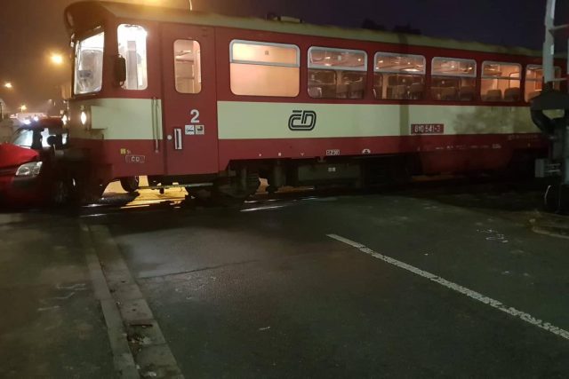 Na železničním přejezdu v Náchodě - Bělovsi se střetl vlak s osobním automobilem | foto: HZS Královéhradeckého kraje