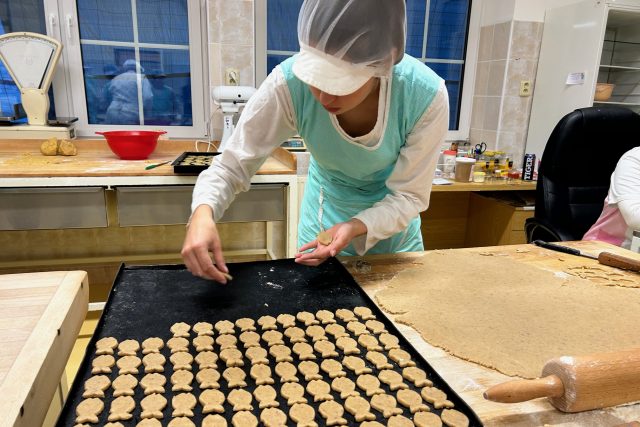 Budoucí cukráři v Nové Pace pracují v těchto dnech v dílnách od časného rána | foto: Kateřina Kohoutová,  Český rozhlas