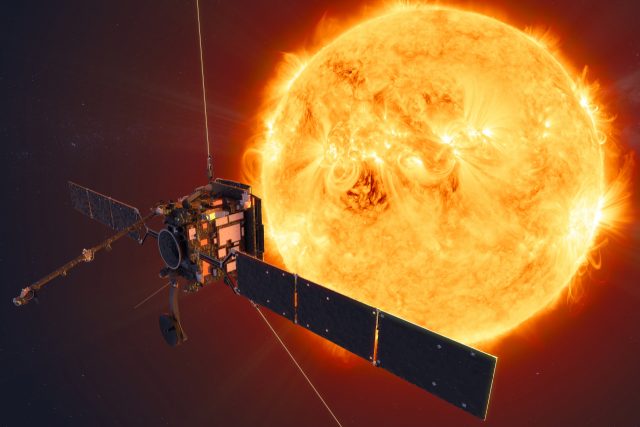 Evropská sonda Solar Orbiter u Slunce | foto: ESA/ATG medialab,  ESA