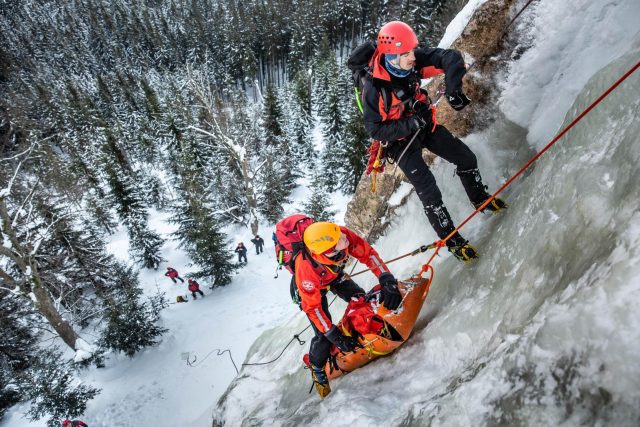 Hasiči cvičí v Krkonoších záchranu osob v zimním nepřístupném terénu | foto: HZS Královéhradeckého kraje