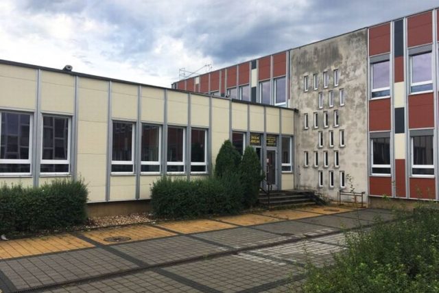 Většina budov základních škol v Hradci Králové se o prázdninách proměnila na staveniště | foto: Lucie Peterková
