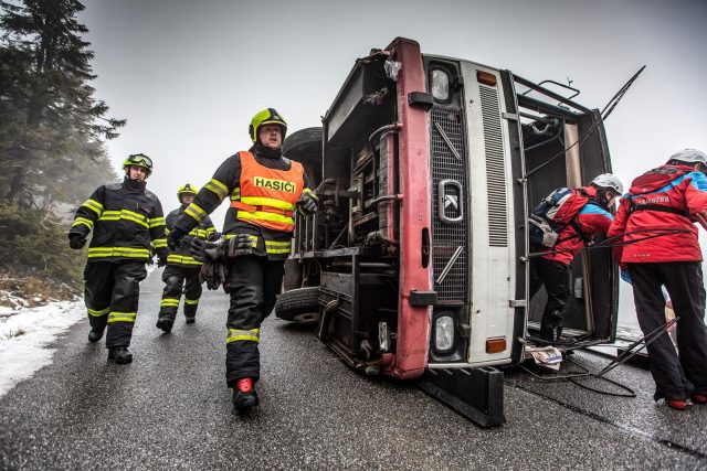 Dopravní nehoda autobusu na hřebeni Krkonoš otestovala při cvičení souhru složek IZS | foto: HZS Královéhradeckého kraje