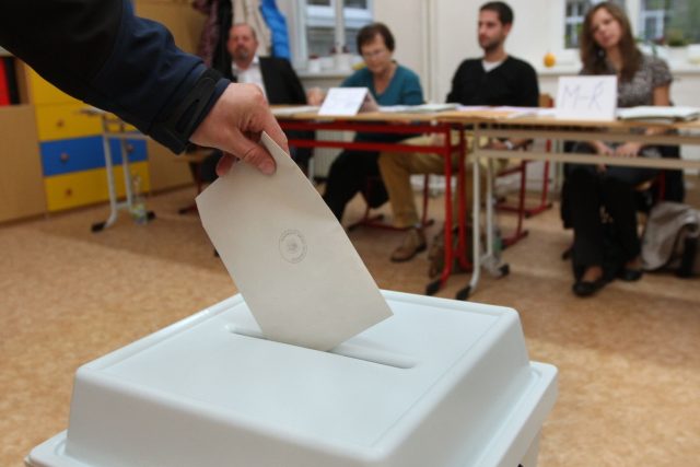 Volební lístky už by dnes měli mít všichni ve schránkách | foto: Tomáš Frait / MAFRA / Profimedia