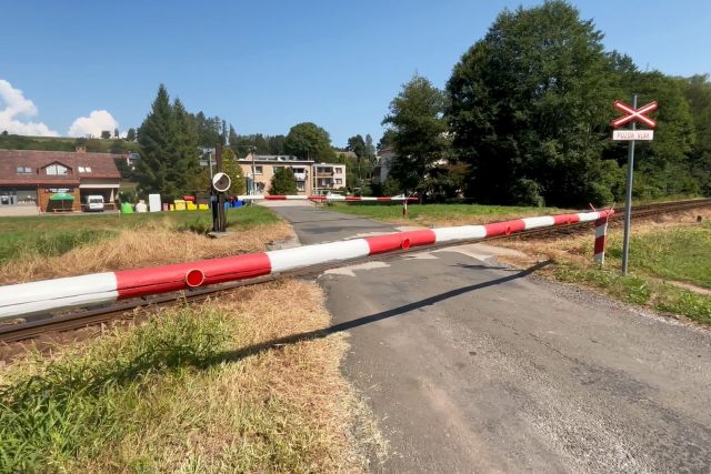 Hned troje závory před příjezdem vlaku. V Chotěvicích pracuje jedna z posledních závorářek u nás | foto: Tomáš Lörincz,  Český rozhlas