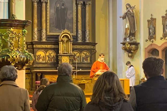 Do kostela svatého Jakuba v Červeném Kostelci může teď maximálně třicet věřících | foto: Václav Plecháček,  Český rozhlas