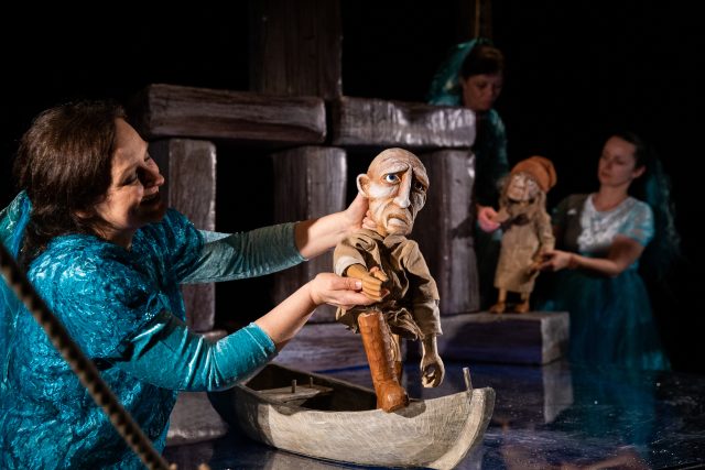 Klasickou pohádku O Zlaté rybce připravilo hradecké loutkové divadlo Drak | foto: Milan Hajn