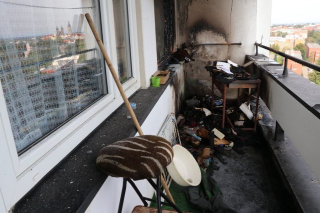 Požár na balkóně ve 13. patře bytového domu v Hradci Králové | foto: HZS Královéhradeckého kraje