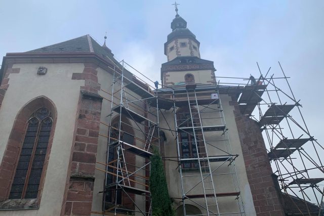 Kostel Nejsvětější Trojice v Hostinném na Trutnovsku stojí pod lešením | foto: Jana Házová,  Český rozhlas
