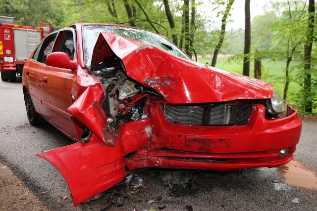 Tragická dopravní nehoda nedaleko Bělé u Pecky | foto: Policie ČR