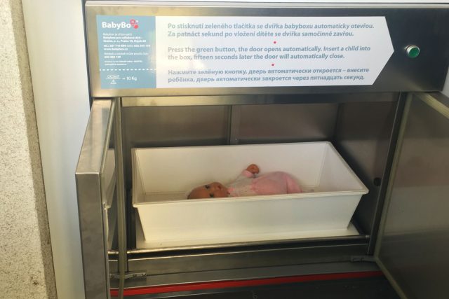 Babybox nové generace je umístěn na budově záchranky v Hradci Králové | foto: Vojtěch Krátký