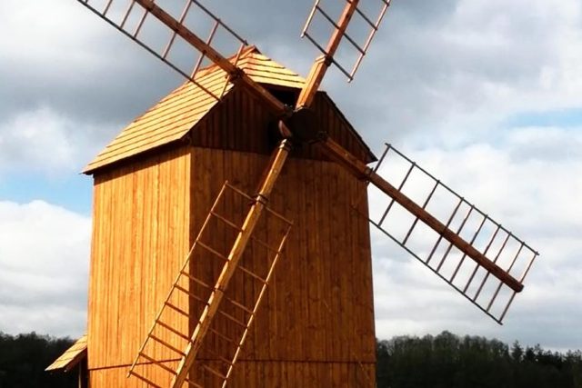 Větrný mlýn ve skanzenu v Krňovicích už má připevněné perutě | foto: Podorlický skanzen Krňovice
