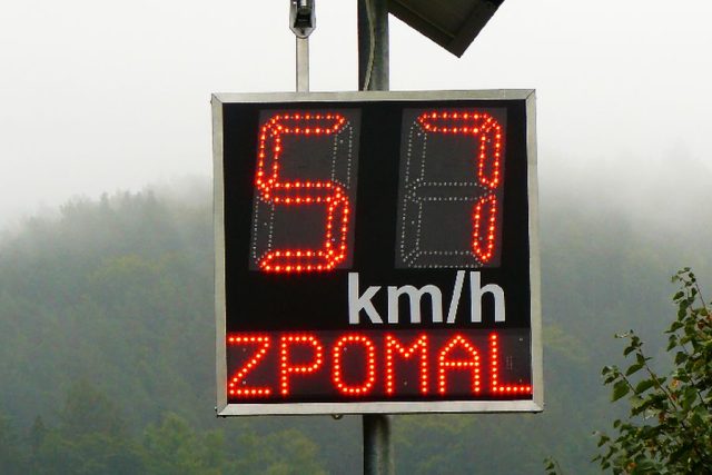 Měření rychlosti - zpomal!  (ilustrační foto) | foto: Tomáš Mařas,  Český rozhlas