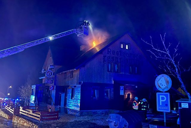 Požár penzionu v Horní Malé Úpě v Krkonoších likvidovalo 6 hasičských jednotek | foto: HZS Královéhradeckého kraje