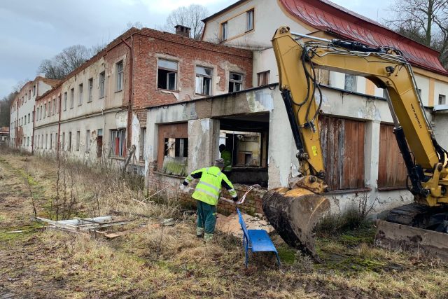 V Náchodě začíná demolice zchátralých Běloveských lázní | foto: Václav Plecháček,  Český rozhlas
