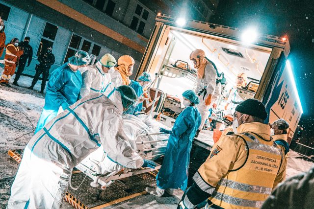 Devět pacientů z přeplněné náchodské nemocnice dorazilo v pořádku do nemocnice v Kyjově | foto: Krajský úřad Královéhradeckého kraje