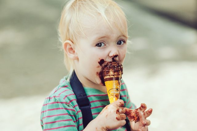 Dítě jí zmrzlinu | foto: Pixabay,  Licence Pixabay