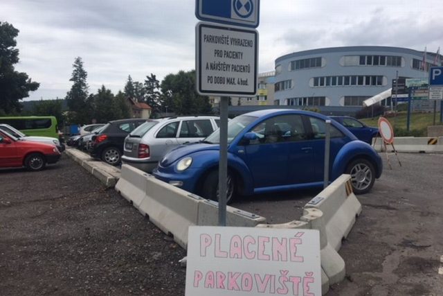 Náchodská nemocnice zpoplatnila parkování před areálem | foto: Václav Plecháček,  Český rozhlas