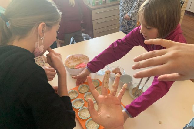 Děti dětem - tak nazvali své charitativní pečení muffinů žáci základní školy v Červeném Kostelci | foto: Jana Házová,  Český rozhlas
