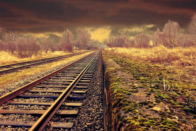 Na železniční trati v úseku Jaroměř - Kuks se srazil vlak s traktorem  (ilustrační foto) | foto: Fotobanka Pixabay