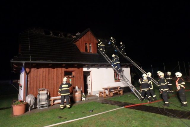 Požár roubenky v Olešnici na Hradecku | foto: HZS Královéhradeckého kraje