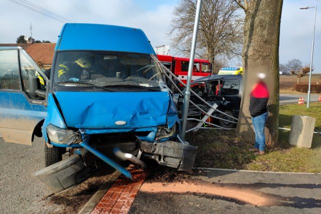 Dopravní nehoda dvou aut v Milovicích u Hořic | foto: HZS Královéhradeckého kraje