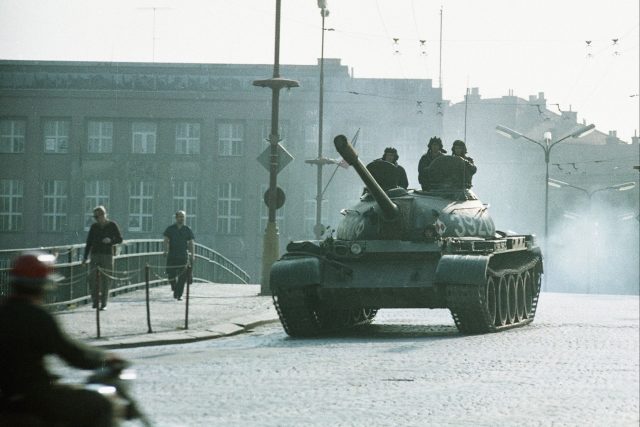 Srpen 1968 v Hradci Králové - tanky mířící do Havlíčkovy ulice | foto: Josef Krejsa
