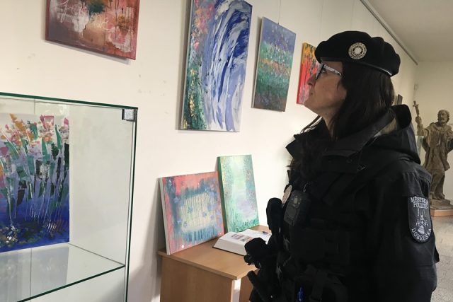 V práci nosí zbraň a v soukromí maluje. To je policistka Pavlína Kaplanová z Dobrušky | foto: Jana Házová,  Český rozhlas
