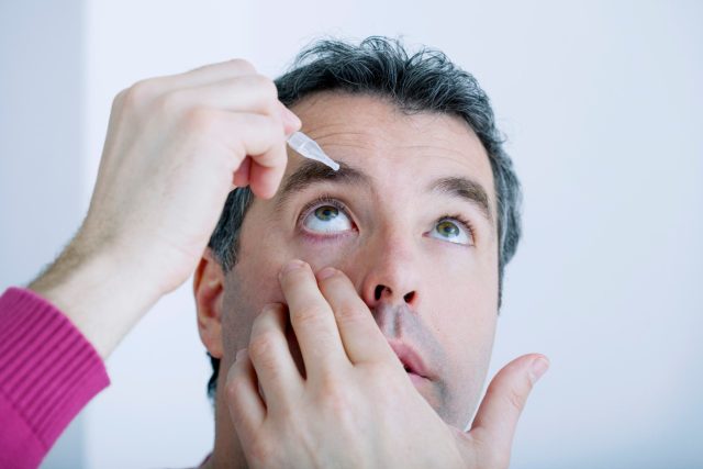 Úlevu od potíží přináší časté svlažování povrchu oka umělými slzami či kapkami  (ilustrační foto) | foto: Profimedia