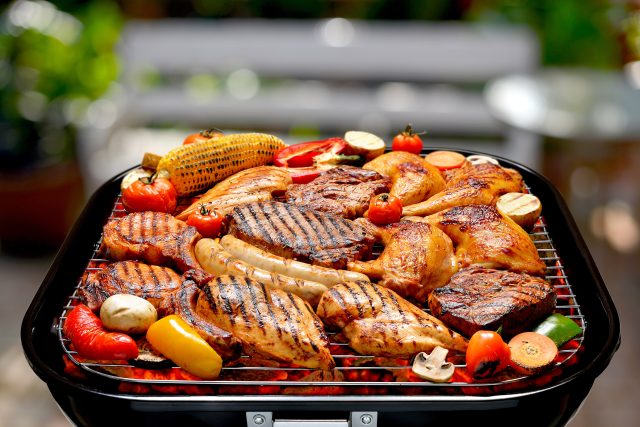 Grilování masa a zeleniny na dřevěném uhlí | foto: Shutterstock