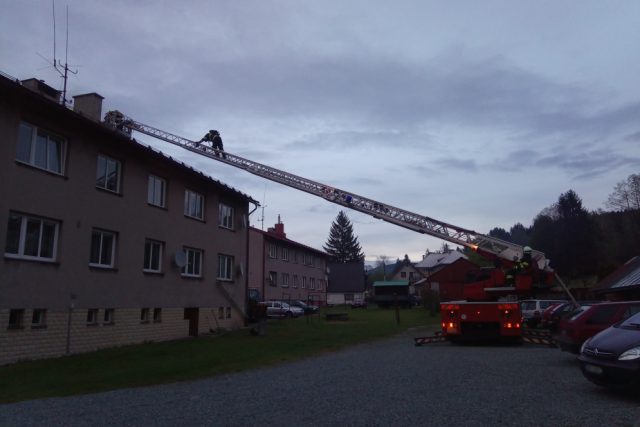 Dvě jednotky hasičů zasahovaly v Olešnici v Orlických horách na Rychnovsku u požáru sazí v komíně v bytovém domě | foto: HZS Královéhradeckého kraje