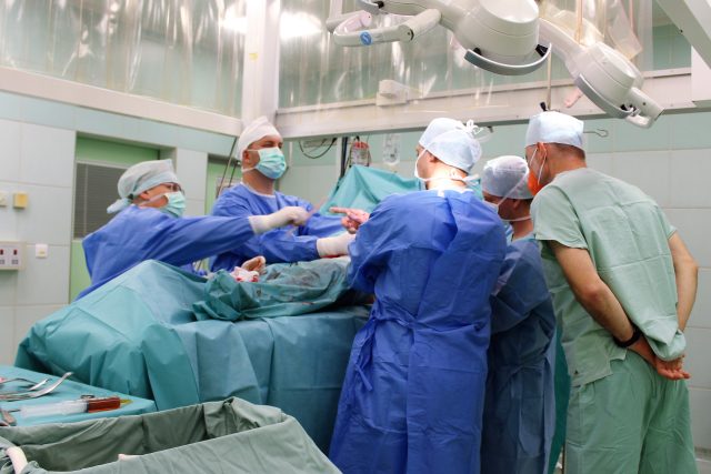 Operace kyčle v trutnovské nemocnici | foto: Oblastní Nemocnice Trutnov a.s.