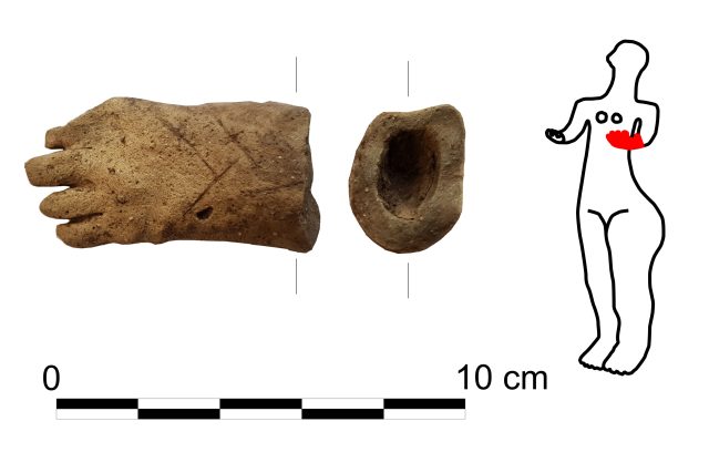 Nalezená část neolitické plastiky,  vpravo vyznačena možná původní celková podoba v případě,  že by se jednalo o část ze sošky,  které jsou někdy nazývané jako „neolitické Venuše“ | foto: Krajský úřad Královéhradeckého kraje