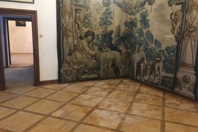 Po desítkách let se na státním zámku v Náchodě čistí podlahy. A to hned několika způsoby | foto: NPÚ - Lucie Prokopová