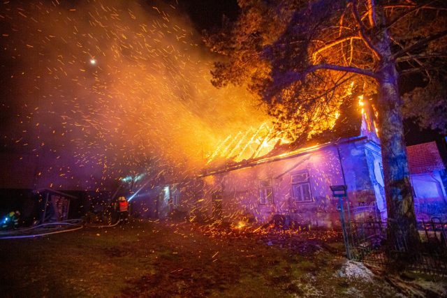 Požár stavení v Jasenné na Náchodsku likvidovalo sedm jednotek hasičů | foto: HZS Královéhradeckého kraje