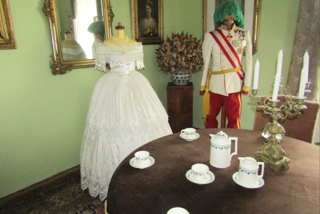 Přijímací šaty císařovny Sissi a uniforma císaře Františka Josefa I. | foto: Eva Martinová